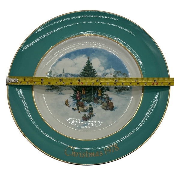 Vintage Avon 1978 Decorative Christmas Plate “Trimming the Tree” - Picture 6 of 6